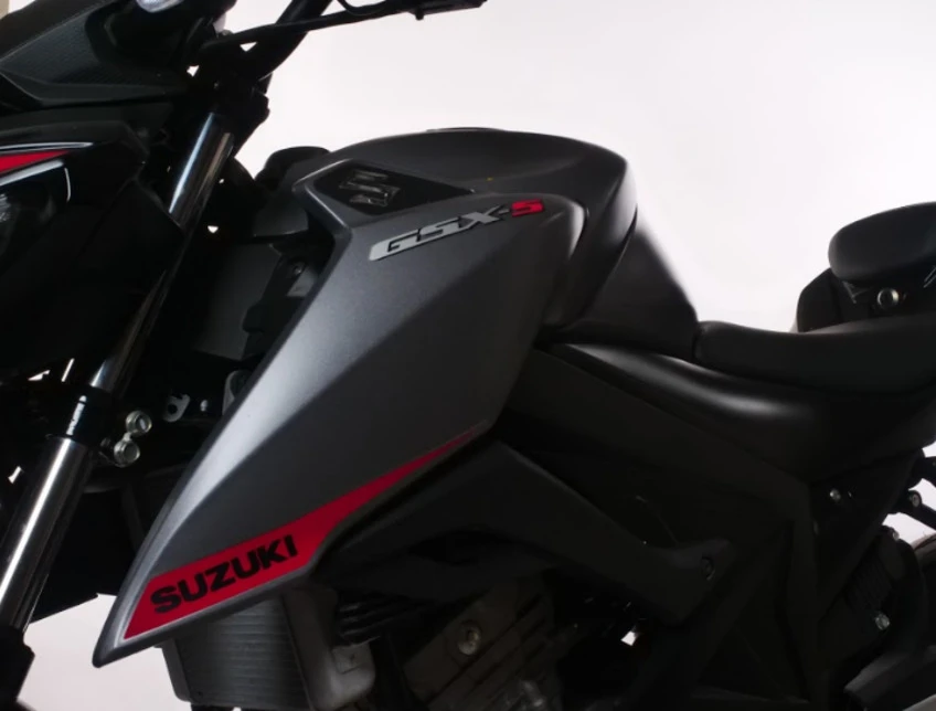 Suzuki_GSXS__2_