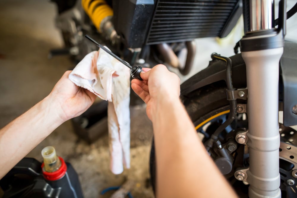 https://www.suzuki.co.id/uploads/news/Perlukah_Rutin_Melakukan_Pembilasan_Oli_Motor.jpg